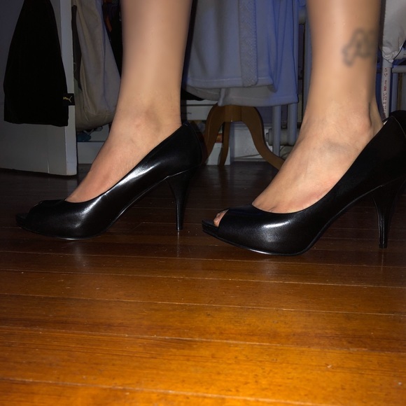Nine West black leather heels - Picture 6 of 7